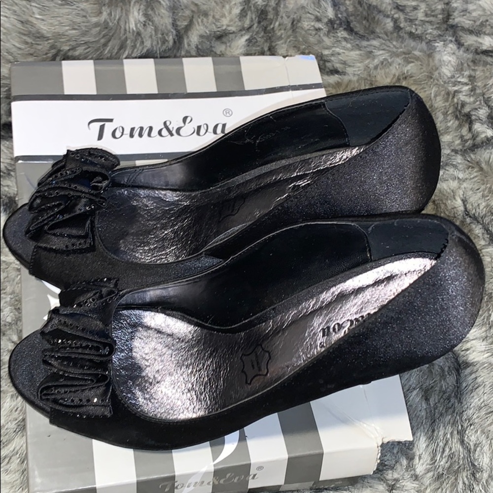 Tom & Eva Satin Pumps with Flat Bow